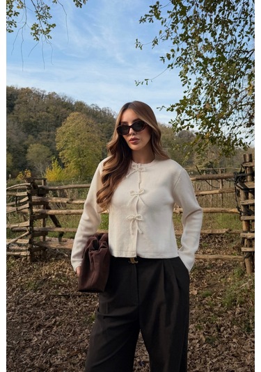 Krem Fiyonk Boncuk Detaylı Hırka - 251072 Krem