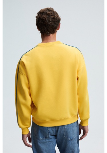Grimelange LEIF Erkek Kolları Biyeli Önü Baskılı Yuvarlak Yaka Oversize Sarı Sweatshirt