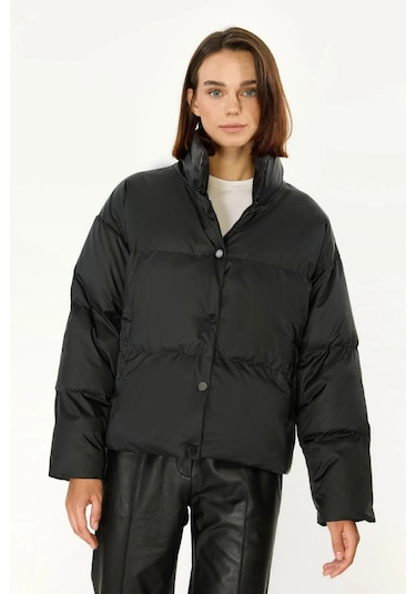 İçi Astarlı Su Ve Rüzgar Geçirmez Cepli Dik Yaka Kadın Mont Siyah