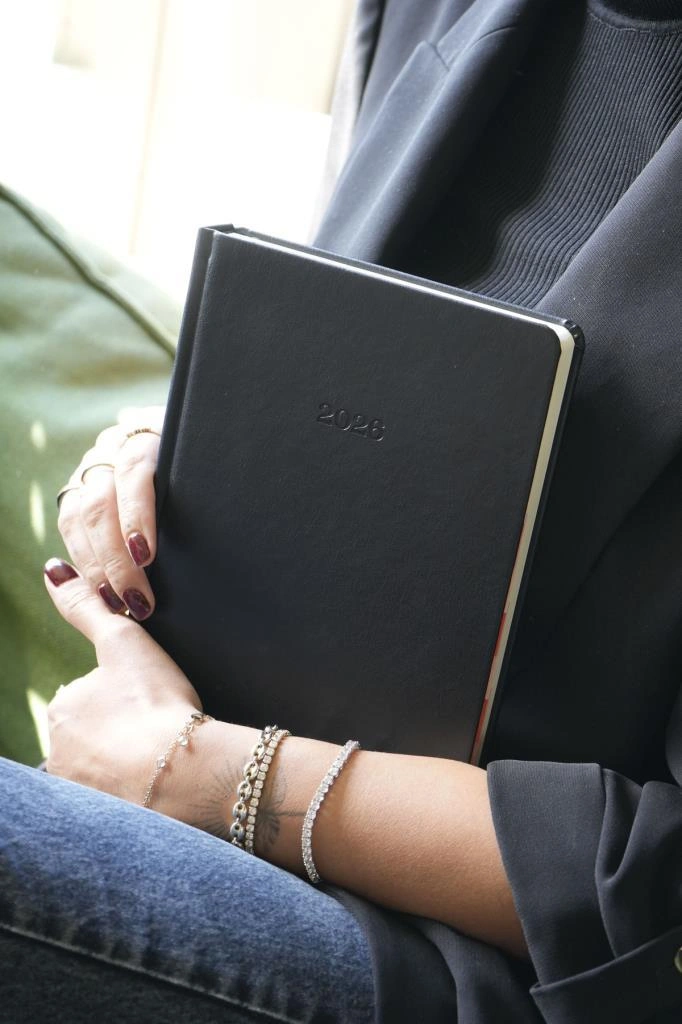 Victoria's Journals Business 2026 Günlük Ajanda 17x24cm Sert Kapak Ivory 80gr. Ayraçlı Siyah Siyah