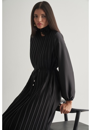 Mizalle Saten Dokulu İnce Piliseli Siyah Maksi Elbise Siyah