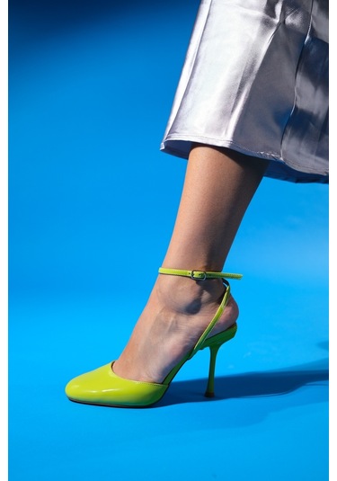 Luvishoes Blues Yeşil Rugan Yuvarlak Burun Bilekten Bağlamalı Kadın Yüksek Topuklu Ayakkabı Yeşil