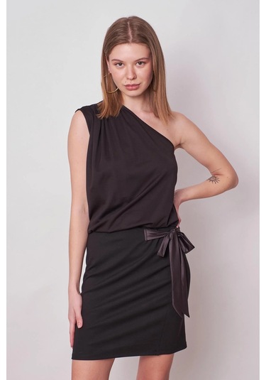 Kadın Tek Omuz Bağcıklı Likralı Kumaş Şık Diz Üstü Elbise-siyah Siyah