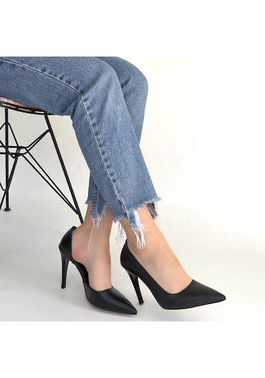 Cojans Pley Siyah Cilt Stiletto Ayakkabı Göründüğü Gibi