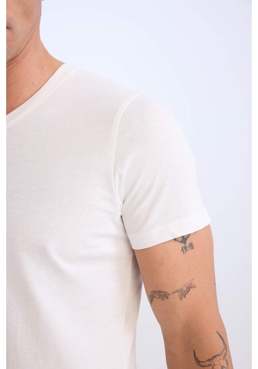 DeFacto %100 Pamuk Regular Fit V Yaka Pamuklu Basic Düz Kısa Kollu Tişört D7938AX25SPWT32 DeFacto %100 Pamuk Regular Fit V Yaka Pamuklu Basic Düz Kısa Kollu Tişört D7938AX25SPWT32