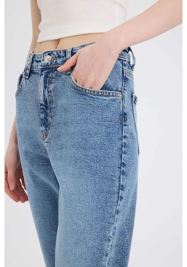 DeFacto Lina Comfort Mom Normal Bel Düz Paça Jean Kar Yıkamalı Pantolon D7943AX25SPNM28