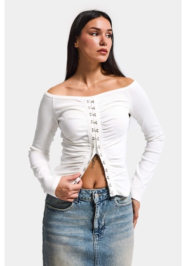 Itsbasic Kadın Beyaz W5 Agraf Detaylı Omzu Açık Özel Tasarım Crop Top