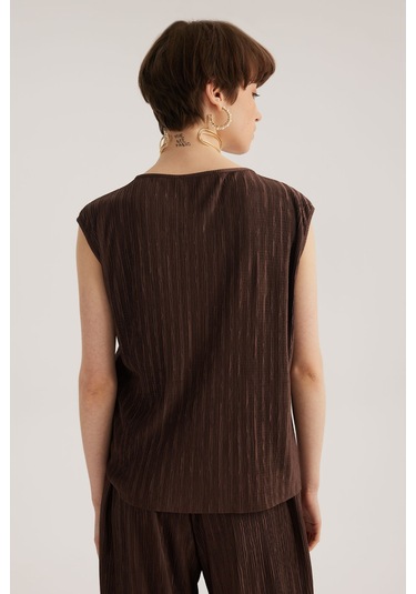 Kahverengi Yuvarlak Yaka Kolsuz Pliseli Bluz Desenli