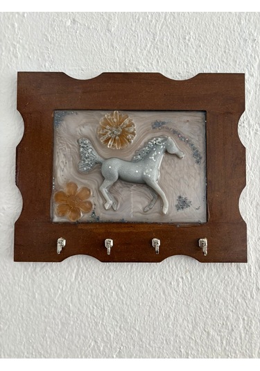Pelince - Gümüş At Figürlü - Epoksi Ahşap Anahtar Askılığı Tek Ürün - Ebat : 24 X 29 Cm Ahşap