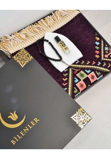 Erkekler İçin Seccade Takke Tesbih Esans Hediyelik Seti Kilim Desenli Kadife Astarlı Seccade Ve Özel Kutulu Lüks Hac Umre Hediyesi Mor