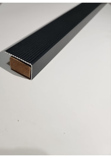 L Model Metal Merdiven Basamak Profili Çıtası Köşebent Bitim Profil Siyah 4cm 2cm 1,35m -