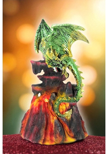 Volkanda Duran Dragon Figürü