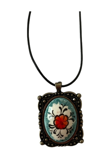 Iznik Çini Çiçek Figürlü Deri Ipli Kolye Model 4 Beyaz