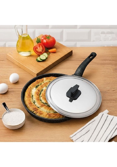 Döküm Granit Kapaklı Börek Ve Balık Tavası 34 Cm Siyah