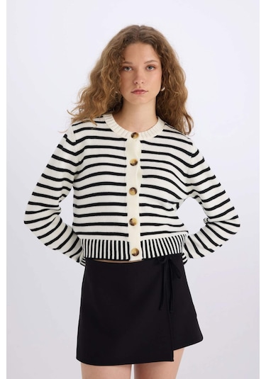 DeFacto Coool Regular Fit Çizgili Bisiklet Yaka Düğmeli Triko Hırka E2272AX24CWER219 Ekru DeFacto Coool Regular Fit Çizgili Bisiklet Yaka Düğmeli Triko Hırka E2272AX24CWER219 Ekru