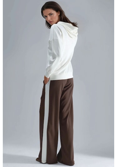 Hiccup Modal Dokulu Kapüşonlu Sweatshirt Ve Şerit Detaylı Pantolon Takımı Bersan Collection Beyaz Hiccup Modal Dokulu Kapüşonlu Sweatshirt Ve Şerit Detaylı Pantolon Takımı Bersan Collection Beyaz