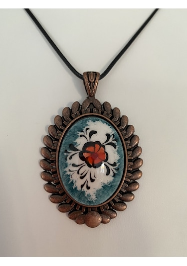Iznik Çini Çiçek Figürlü Deri Ipli Kolye Model 3 Pembe
