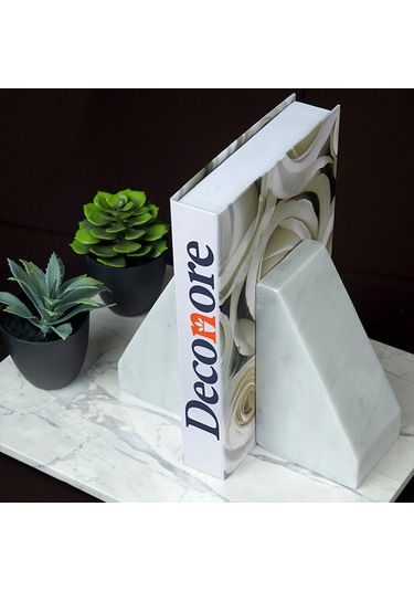 Tria Kitap Tutacağı