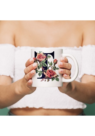 T Baş Harf Kırmızı Güller İle Sarılı Bardak 330 Ml Kişiye Özel Çiçekli Hediye Beyaz