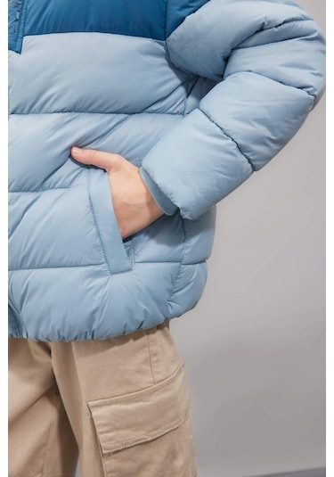 DeFacto Erkek Çocuk Su İtici Kapüşonlu Fermuarlı Cepli Polar Astarlı Şişme Mont C5509A824WNBE760