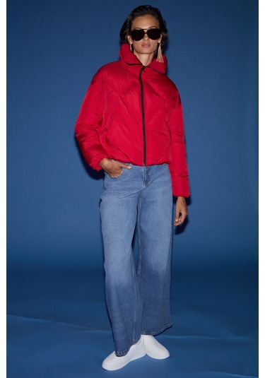 Manon  Kadın Dik Yaka Kapitone Desenli Orta Kalınlıkta Rüzgar Geçirmez Şişme Dış Giyim Kırmızı Mont