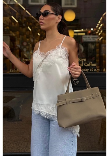 Madmext Beyaz Dantelli Asimetrik Kesim Saten Bluz Mg2694