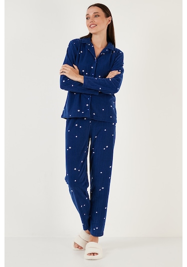 Lela Regular Fit Gömlek Yaka Önden Düğmeli Polar Bayan Pijama Takımı 6571009W4 Lacivert Lela Regular Fit Gömlek Yaka Önden Düğmeli Polar Bayan Pijama Takımı 6571009W4 Lacivert