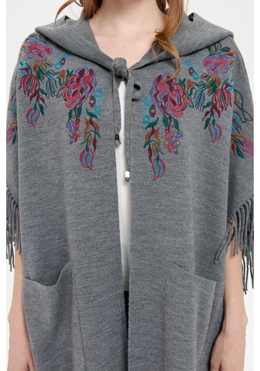 Kadın Kapüşonlu Nakış İşlemeli Yanı Püsküllü Panço Füme Füme