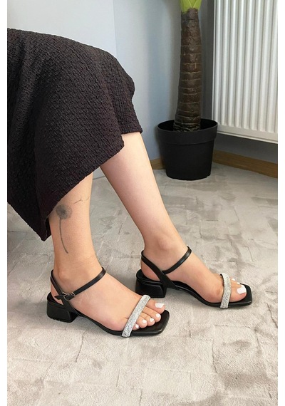 Preshley Kadın Ebiy Siyah Bilekten Bağlı Taşlı Bantlı 4 Cm Kısa Klasik Topuk Ayakkabı Siyah Preshley Kadın Ebiy Siyah Bilekten Bağlı Taşlı Bantlı 4 Cm Kısa Klasik Topuk Ayakkabı Siyah