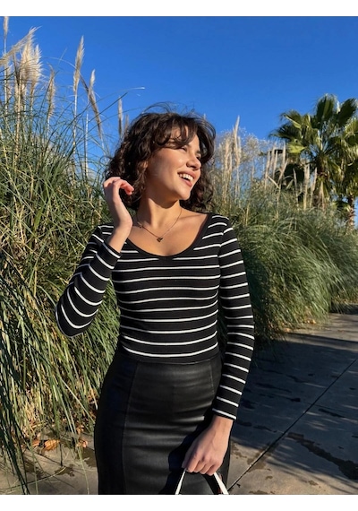 Bigümex V Yaka Çizgili Triko Crop Siyah