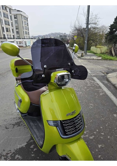 Motocam Küba Bayberry Ön Cam 2024-2026 Model 37cm Siyah Renkli 4mm Elcikli Aparatsız