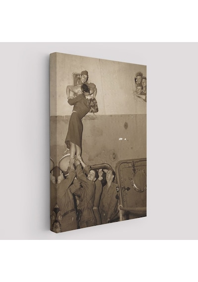 Es10 Marlene Dietrich Tutkuyla Öpüşerek İkinci Dünya Savaşından Eve Döndü Kanvas Tablo-5269 (35 x 50)