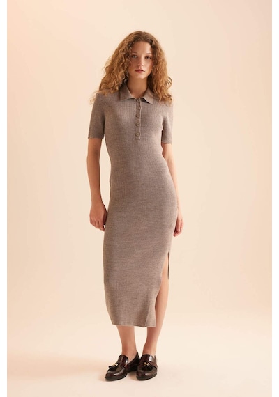 DeFacto Fitted Polo Yaka Kısa Kollu Yırtmaçlı Midi Triko Elbise - Bej D4914AXNSBG476