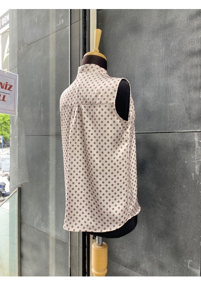 Pera Moda Sıfır Kol Pileli Fularlı Puantiyeli Bluz Kahve