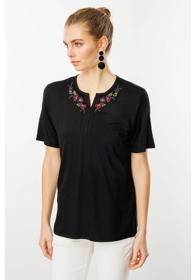 Desen Triko Açma Yaka Nakış İşlemeli Penye Kadın T-shirt 25700 Siyah