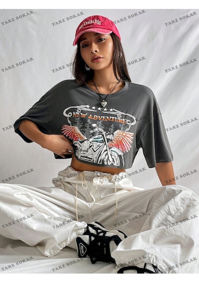 Flood Of Style Crop Ckod-232913 . Coolane Motosiklet Ve Harf Grafikli Düşük Omuz Kısa Koyu Gri