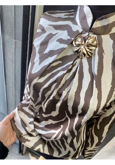 Pera Moda Gold Broşlu Zebra & Batik Desenli Bluz Camel