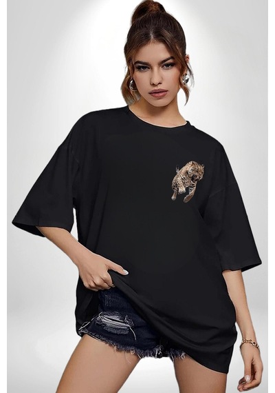 Jaguar Sırtından Çıkan Siyah Oversize Unisex Ön Sol Yan Minimal Baskılı Tişört Koyu Siyah Jaguar Sırtından Çıkan Siyah Oversize Unisex Ön Sol Yan Minimal Baskılı Tişört Koyu Siyah