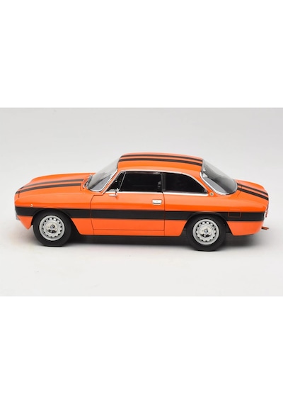 1:18 Norev 1973 Alfa Romeo 2000 Gtv