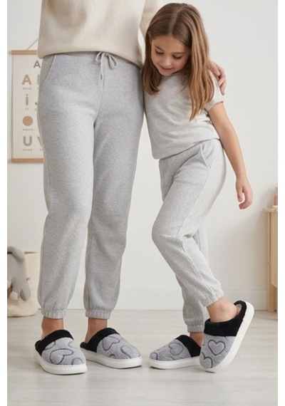Unisex Ultra Hafif Yumuşak Peluş Kaymaz Taban Anne Çocuk Misafir Gri Kalp Desenli Ev Terliği 5808 Unisex Ultra Hafif Yumuşak Peluş Kaymaz Taban Anne Çocuk Misafir Gri Kalp Desenli Ev Terliği 5808