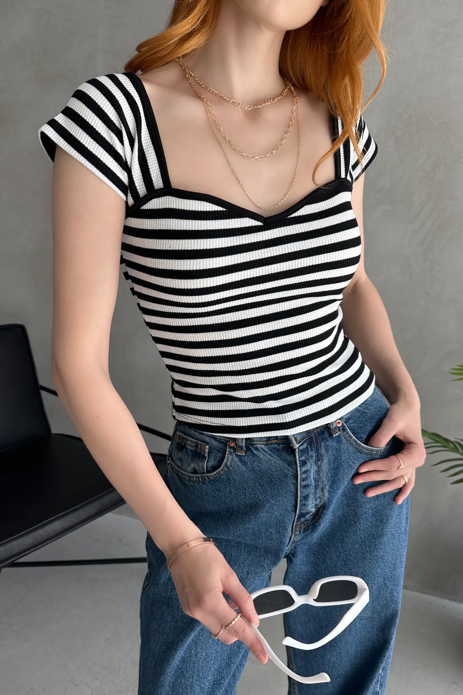 Nido Kalp Yaka Sırtı Bağcık Detaylı Crop Bluz Siyah & Beyaz
