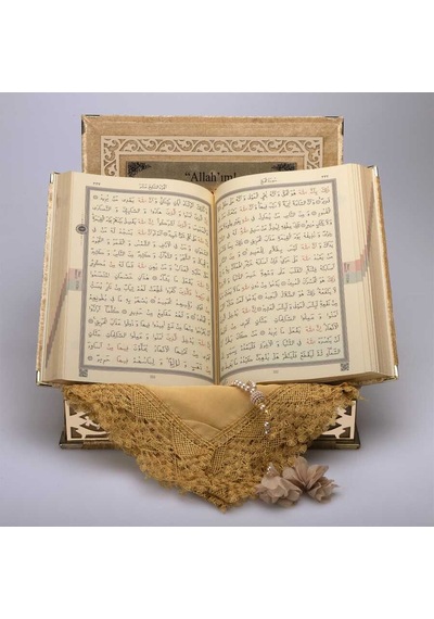 Şal + Tesbih + Kuran Hediye Seti (Orta Boy. Gold. Gold Pleksi) N11.2729