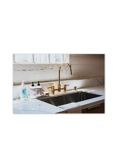 Ahşap Tablo Lavabo Ve Altın Rengi Armatür 25x35 Cm Boyut Mdf Kırmızı Çerçevesiz