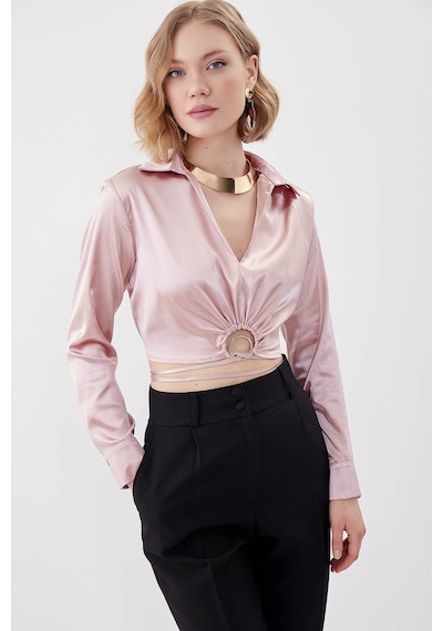 Vitrin Bel Kısmı Detaylı Crop Saten Bluz Pudra