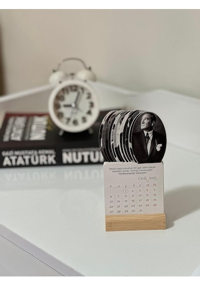Lexroo 2026 Atatürk Takvimi Ahşap Ayaklı Atatürk Temalı Mini Özel Tasarım Takvim Çok Renkli