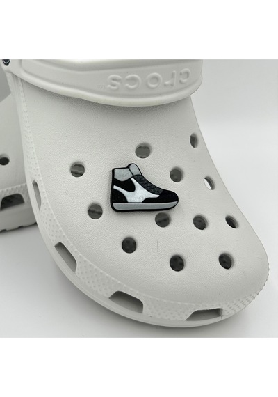Crocs Terlik Süsü Ve Aksesuarı , Çanta Süsü Jibbitz 3d Ayakkabı 04 Görsel Logo Aksesuar Gri-siyah