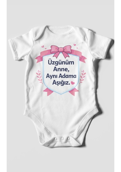 Morivokids Üzgünüm Anne Aynı Adama Aşığız Kısa Kollu Bebek Body %100 Pamuk Beyaz