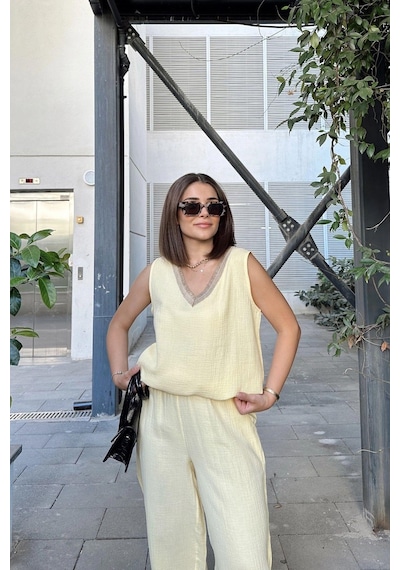 WeShaya Sarı Hasır Detaylı V Yaka, İthal Müslin Kumaş, Basic Kesim, Salaş Kolsuz Bluz & Atlet Sari WeShaya Sarı Hasır Detaylı V Yaka, İthal Müslin Kumaş, Basic Kesim, Salaş Kolsuz Bluz & Atlet Sari