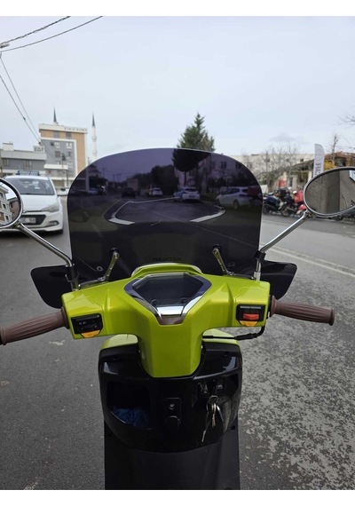 Motocam Küba Bayberry Ön Cam 2024-2026 Model 37cm Siyah Renkli 4mm Elcikli Aparatsız