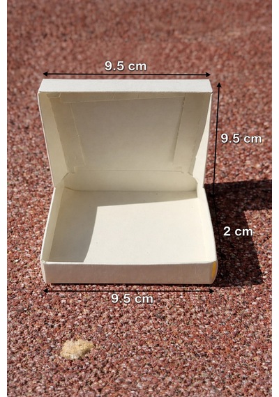 Beyaz Karton Takı Kutusu 9,5x9,5x2 Cm Kapaklı Model 5 Adet + Yeşil Kırpık Kağıtlı